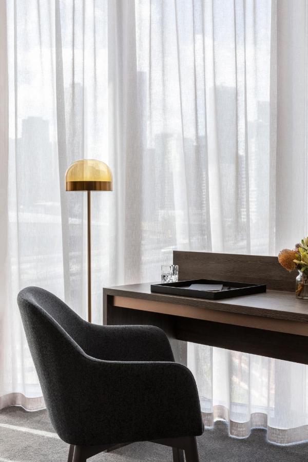 Aparthotel Oakwood Premier Melbourne Zewnętrze zdjęcie A floor lamp