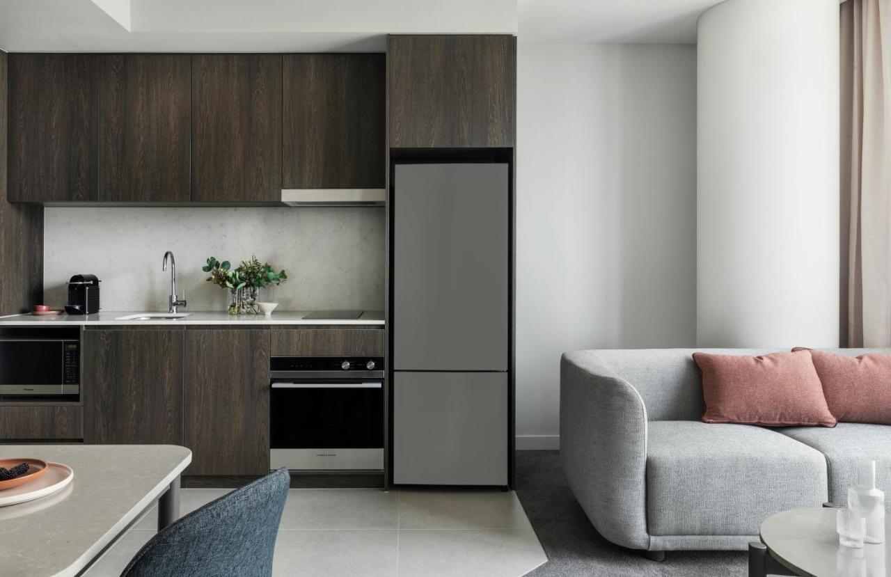 Aparthotel Oakwood Premier Melbourne Zewnętrze zdjęcie A bottom freezer refrigerator