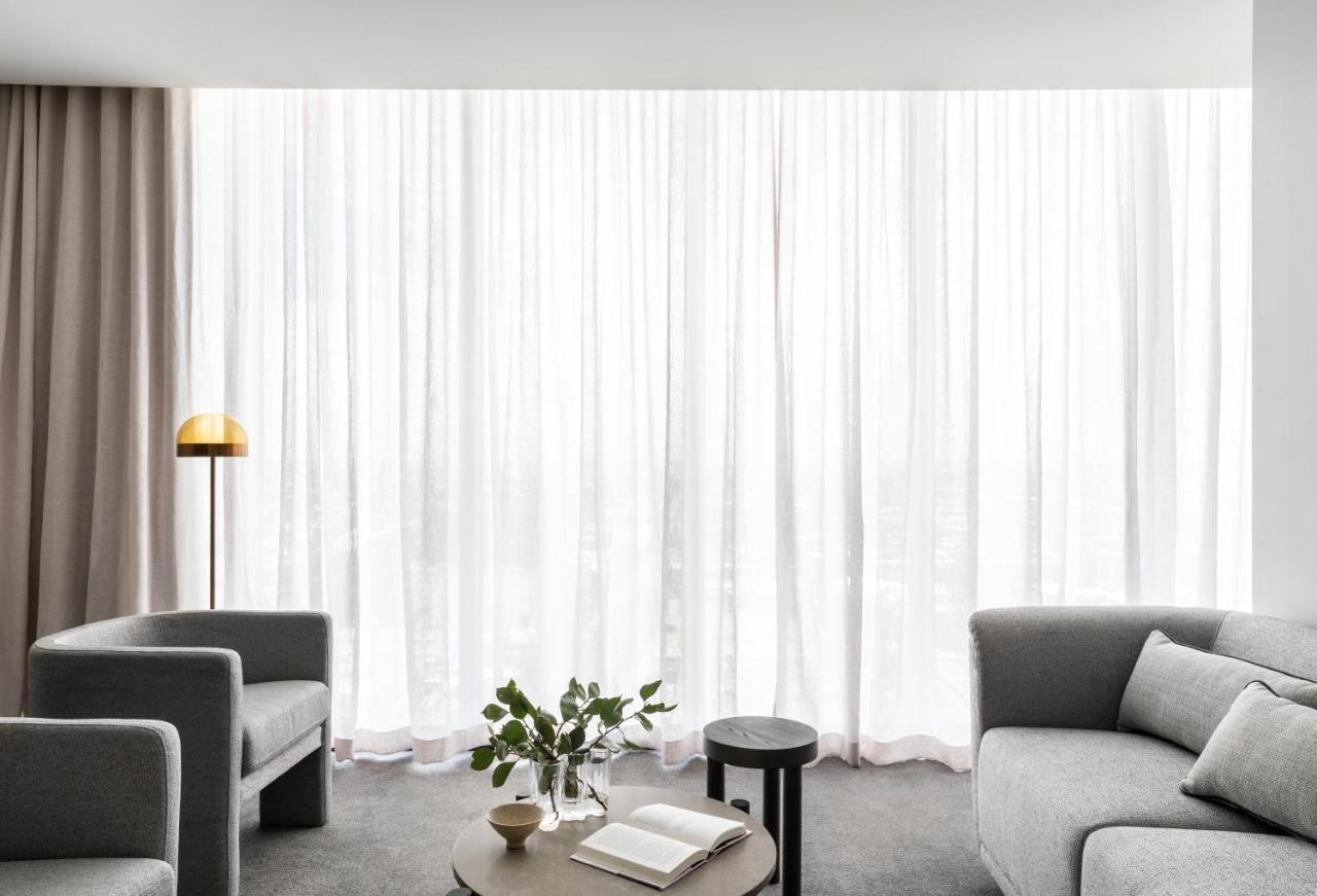 Aparthotel Oakwood Premier Melbourne Zewnętrze zdjęcie A living room with sheer curtains