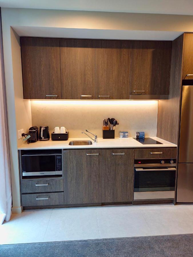 Aparthotel Oakwood Premier Melbourne Zewnętrze zdjęcie Kitchenette in a hotel room